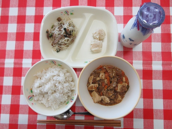 献立：麦ごはん　牛乳　マーボ豆腐　えびしゅうまい小2個・中3個　ビーフンと小松菜の炒め物