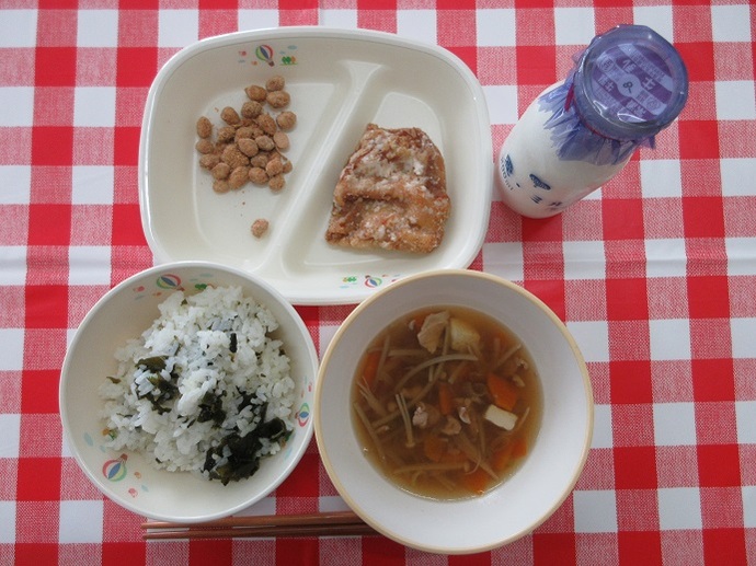 献立：わかめごはん　牛乳　実だくさん汁　鶏肉の竜田揚げ　大豆のきなこがらめ