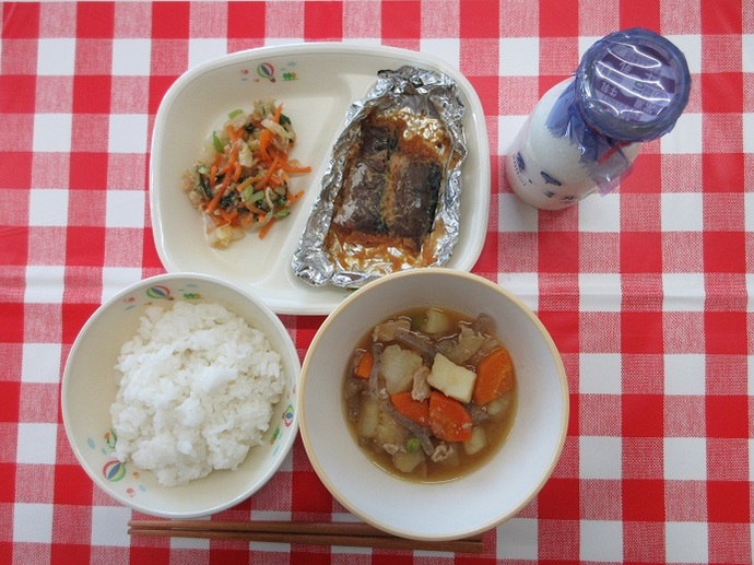 献立：ごはん　牛乳　肉じゃが　さばの銀紙焼き　千草和え