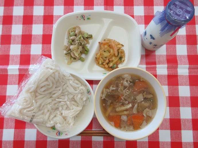 献立：白玉うどん　牛乳　肉うどんの汁　野菜かき揚げ　切干大根の炒めもの