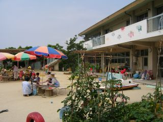 写真：西浦南保育園の園舎と園庭